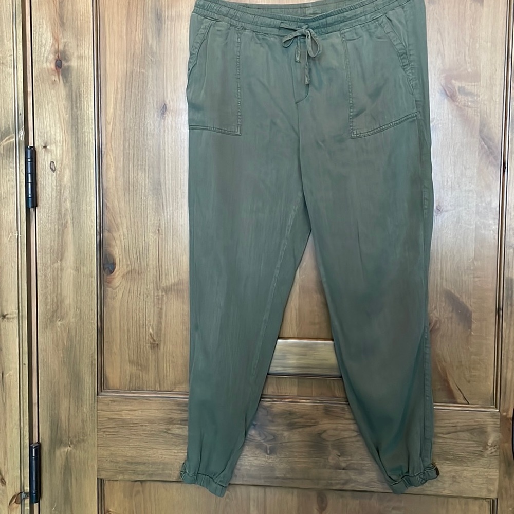 Thread supply green joggers
